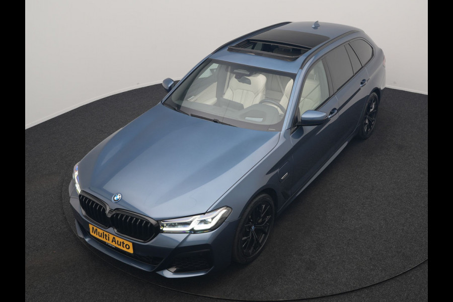 BMW 5 Serie Touring 530e M Sport PHEV 293pk Dealer O.H. | Active Steering | Trekhaak Af Fabriek | Panodak | Head Up | Adaptive Cruise | Adaptief Onderstel | Camera | Laser LED | Lederen Comfortstoelen Memory & Verwarmd | Sfeerverlichting | Blis |  Plug In Hybrid |