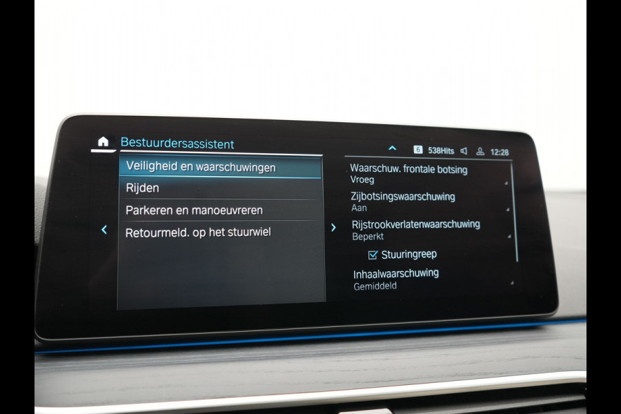 BMW 5 Serie Touring 530e M Sport PHEV 293pk Dealer O.H. | Active Steering | Trekhaak Af Fabriek | Panodak | Head Up | Adaptive Cruise | Adaptief Onderstel | Camera | Laser LED | Lederen Comfortstoelen Memory & Verwarmd | Sfeerverlichting | Blis |  Plug In Hybrid |