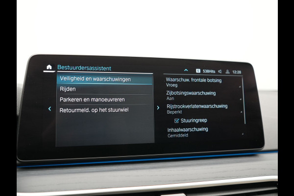 BMW 5 Serie Touring 530e M Sport PHEV 293pk Dealer O.H. | Active Steering | Trekhaak Af Fabriek | Panodak | Head Up | Adaptive Cruise | Adaptief Onderstel | Camera | Laser LED | Lederen Comfortstoelen Memory & Verwarmd | Sfeerverlichting | Blis |  Plug In Hybrid |