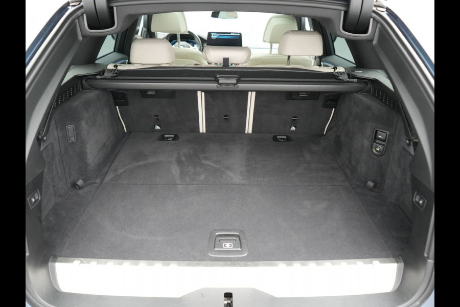 BMW 5 Serie Touring 530e M Sport PHEV 293pk Dealer O.H. | Active Steering | Trekhaak Af Fabriek | Panodak | Head Up | Adaptive Cruise | Adaptief Onderstel | Camera | Laser LED | Lederen Comfortstoelen Memory & Verwarmd | Sfeerverlichting | Blis |  Plug In Hybrid |