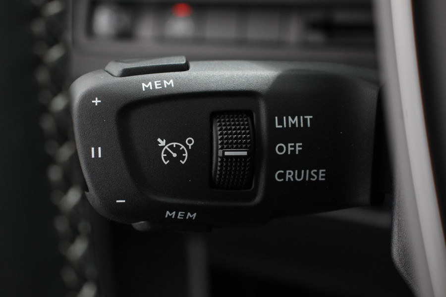 Peugeot 3008 1.2 PureTech 130pk Automaat Allure Navigatie Climate Control Parkeer sensoren Camera