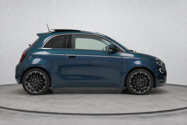 Fiat 500E La Prima 42 kWh | SoH 90,6% | Schuif/kanteldak | Carplay | Adaptive cruise | Parkeersensoren | Pack winter | Lm velgen