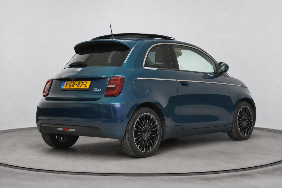 Fiat 500E La Prima 42 kWh | SoH 90,6% | Schuif/kanteldak | Carplay | Adaptive cruise | Parkeersensoren | Pack winter | Lm velgen