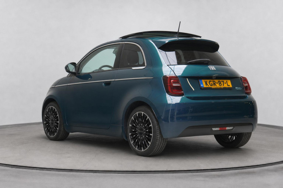 Fiat 500E La Prima 42 kWh | SoH 90,6% | Schuif/kanteldak | Carplay | Adaptive cruise | Parkeersensoren | Pack winter | Lm velgen