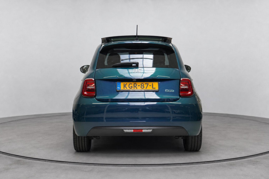 Fiat 500E La Prima 42 kWh | SoH 90,6% | Schuif/kanteldak | Carplay | Adaptive cruise | Parkeersensoren | Pack winter | Lm velgen