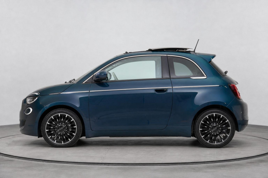 Fiat 500E La Prima 42 kWh | SoH 90,6% | Schuif/kanteldak | Carplay | Adaptive cruise | Parkeersensoren | Pack winter | Lm velgen
