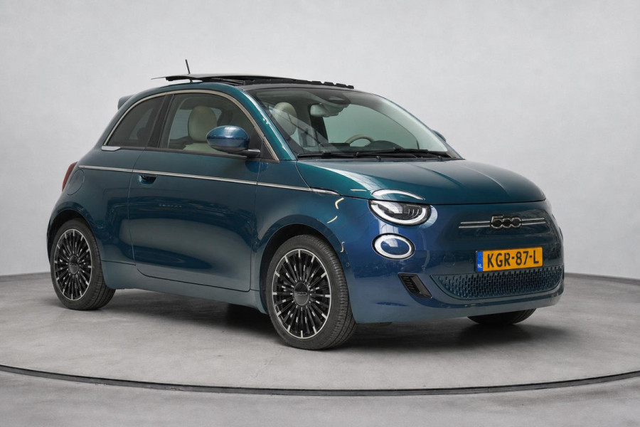 Fiat 500E La Prima 42 kWh | SoH 90,6% | Schuif/kanteldak | Carplay | Adaptive cruise | Parkeersensoren | Pack winter | Lm velgen