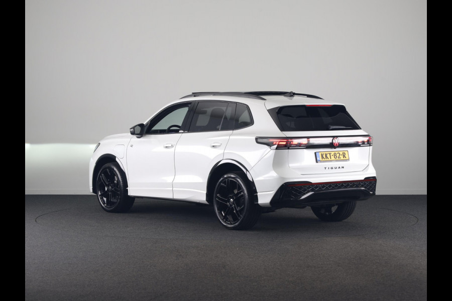 Volkswagen Tiguan 1.5 eHybrid R-Line Edition 204 pk Automaat (DSG) | Verlengde garantie | Navigatie | Panoramadak | Trekhaak (wegklapbaar) | Parkeersensoren (Park assist) | Rondomzicht camera | Stoelverwarming | R-Line |