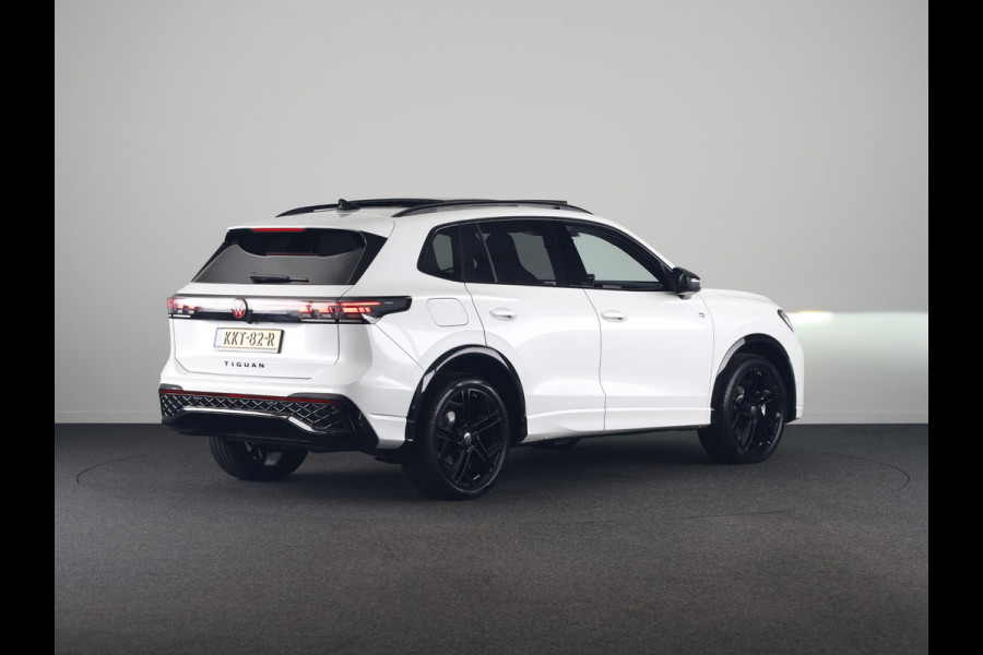 Volkswagen Tiguan 1.5 eHybrid R-Line Edition 204 pk Automaat (DSG) | Verlengde garantie | Navigatie | Panoramadak | Trekhaak (wegklapbaar) | Parkeersensoren (Park assist) | Rondomzicht camera | Stoelverwarming | R-Line |
