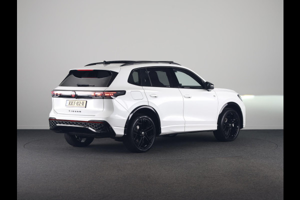 Volkswagen Tiguan 1.5 eHybrid R-Line Edition 204 pk Automaat (DSG) | Verlengde garantie | Navigatie | Panoramadak | Trekhaak (wegklapbaar) | Parkeersensoren (Park assist) | Rondomzicht camera | Stoelverwarming | R-Line |