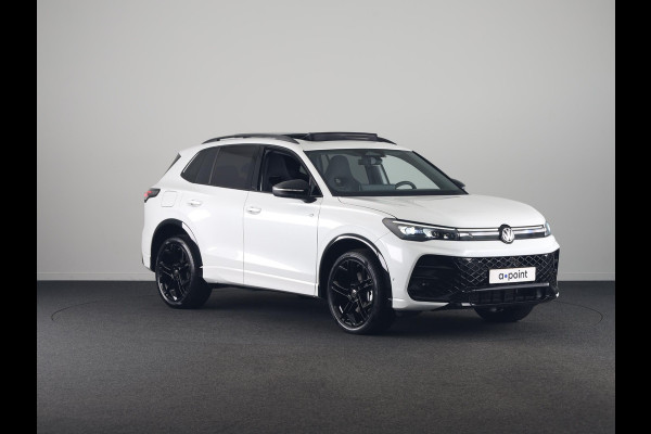 Volkswagen Tiguan 1.5 eHybrid R-Line Edition 204 pk Automaat (DSG) | Verlengde garantie | Navigatie | Panoramadak | Trekhaak (wegklapbaar) | Parkeersensoren (Park assist) | Rondomzicht camera | Stoelverwarming | R-Line |