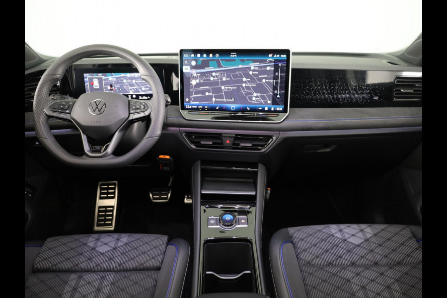 Volkswagen Tiguan 1.5 eHybrid R-Line Edition 204 pk Automaat (DSG) | Verlengde garantie | Navigatie | Panoramadak | Trekhaak (wegklapbaar) | Parkeersensoren (Park assist) | Rondomzicht camera | Stoelverwarming | R-Line |