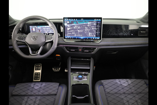 Volkswagen Tiguan 1.5 eHybrid R-Line Edition 204 pk Automaat (DSG) | Verlengde garantie | Navigatie | Panoramadak | Trekhaak (wegklapbaar) | Parkeersensoren (Park assist) | Rondomzicht camera | Stoelverwarming | R-Line |