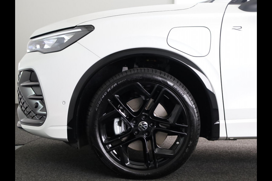 Volkswagen Tiguan 1.5 eHybrid R-Line Edition 204 pk Automaat (DSG) | Verlengde garantie | Navigatie | Panoramadak | Trekhaak (wegklapbaar) | Parkeersensoren (Park assist) | Rondomzicht camera | Stoelverwarming | R-Line |