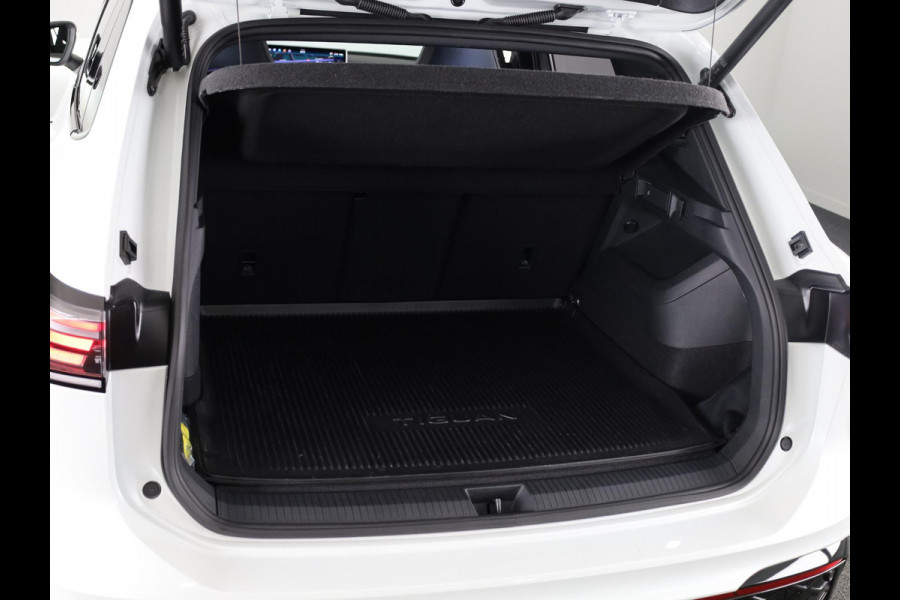 Volkswagen Tiguan 1.5 eHybrid R-Line Edition 204 pk Automaat (DSG) | Verlengde garantie | Navigatie | Panoramadak | Trekhaak (wegklapbaar) | Parkeersensoren (Park assist) | Rondomzicht camera | Stoelverwarming | R-Line |