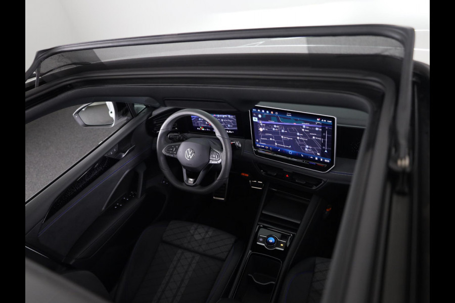 Volkswagen Tiguan 1.5 eHybrid R-Line Edition 204 pk Automaat (DSG) | Verlengde garantie | Navigatie | Panoramadak | Trekhaak (wegklapbaar) | Parkeersensoren (Park assist) | Rondomzicht camera | Stoelverwarming | R-Line |