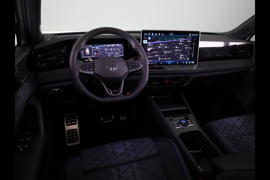 Volkswagen Tiguan 1.5 eHybrid R-Line Edition 204 pk Automaat (DSG) | Verlengde garantie | Navigatie | Panoramadak | Trekhaak (wegklapbaar) | Parkeersensoren (Park assist) | Rondomzicht camera | Stoelverwarming | R-Line |