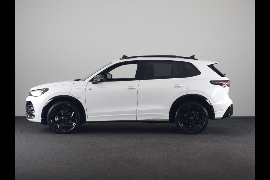 Volkswagen Tiguan 1.5 eHybrid R-Line Edition 204 pk Automaat (DSG) | Verlengde garantie | Navigatie | Panoramadak | Trekhaak (wegklapbaar) | Parkeersensoren (Park assist) | Rondomzicht camera | Stoelverwarming | R-Line |