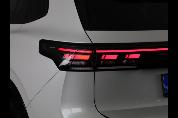 Volkswagen Tiguan 1.5 eHybrid R-Line Edition 204 pk Automaat (DSG) | Verlengde garantie | Navigatie | Panoramadak | Trekhaak (wegklapbaar) | Parkeersensoren (Park assist) | Rondomzicht camera | Stoelverwarming | R-Line |