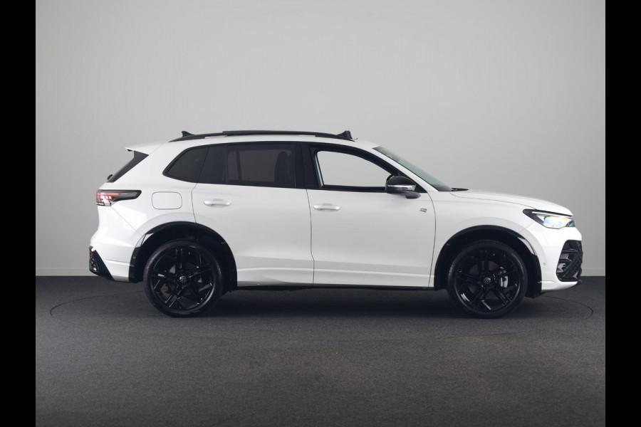 Volkswagen Tiguan 1.5 eHybrid R-Line Edition 204 pk Automaat (DSG) | Verlengde garantie | Navigatie | Panoramadak | Trekhaak (wegklapbaar) | Parkeersensoren (Park assist) | Rondomzicht camera | Stoelverwarming | R-Line |