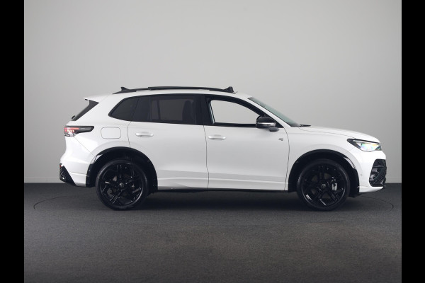 Volkswagen Tiguan 1.5 eHybrid R-Line Edition 204 pk Automaat (DSG) | Verlengde garantie | Navigatie | Panoramadak | Trekhaak (wegklapbaar) | Parkeersensoren (Park assist) | Rondomzicht camera | Stoelverwarming | R-Line |