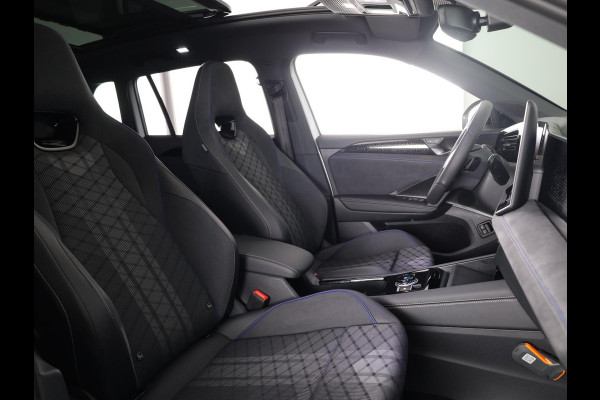 Volkswagen Tiguan 1.5 eHybrid R-Line Edition 204 pk Automaat (DSG) | Verlengde garantie | Navigatie | Panoramadak | Trekhaak (wegklapbaar) | Parkeersensoren (Park assist) | Rondomzicht camera | Stoelverwarming | R-Line |