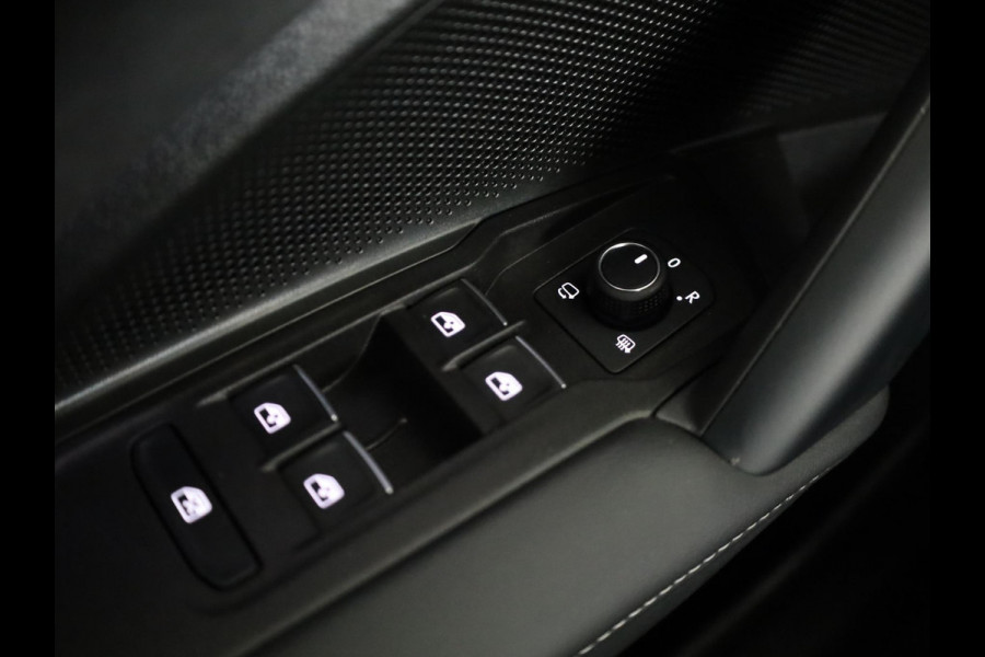 Volkswagen Tiguan 1.5 eHybrid R-Line Edition 204 pk Automaat (DSG) | Verlengde garantie | Navigatie | Panoramadak | Trekhaak (wegklapbaar) | Parkeersensoren (Park assist) | Rondomzicht camera | Stoelverwarming | R-Line |