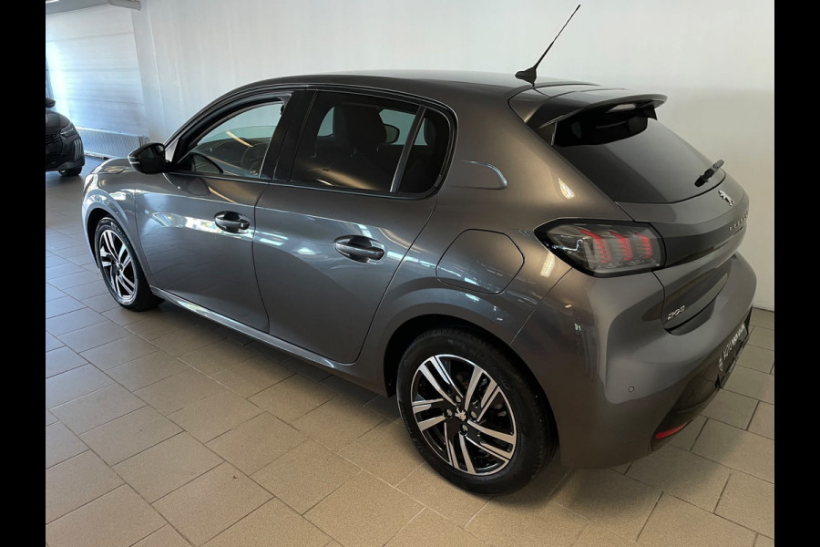 Peugeot 208 1.2 PureTech Allure 100PK AIRCO NAVI CRUISE APPLE CARPLAY VELGEN CAMERA PRIVACY GLAS NIEUWSTAAT