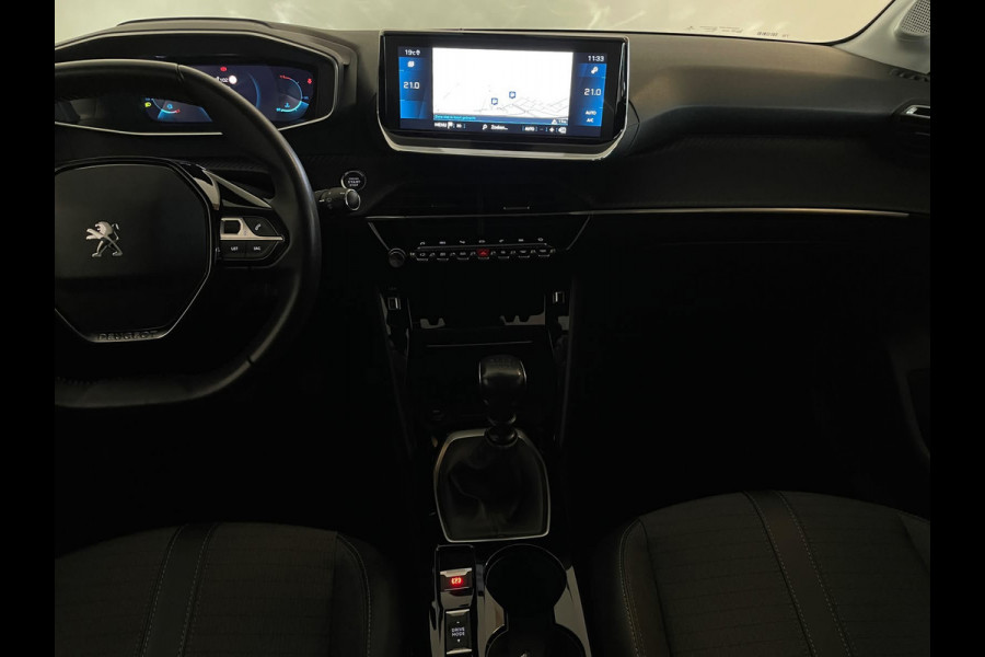 Peugeot 208 1.2 PureTech Allure 100PK AIRCO NAVI CRUISE APPLE CARPLAY VELGEN CAMERA PRIVACY GLAS NIEUWSTAAT