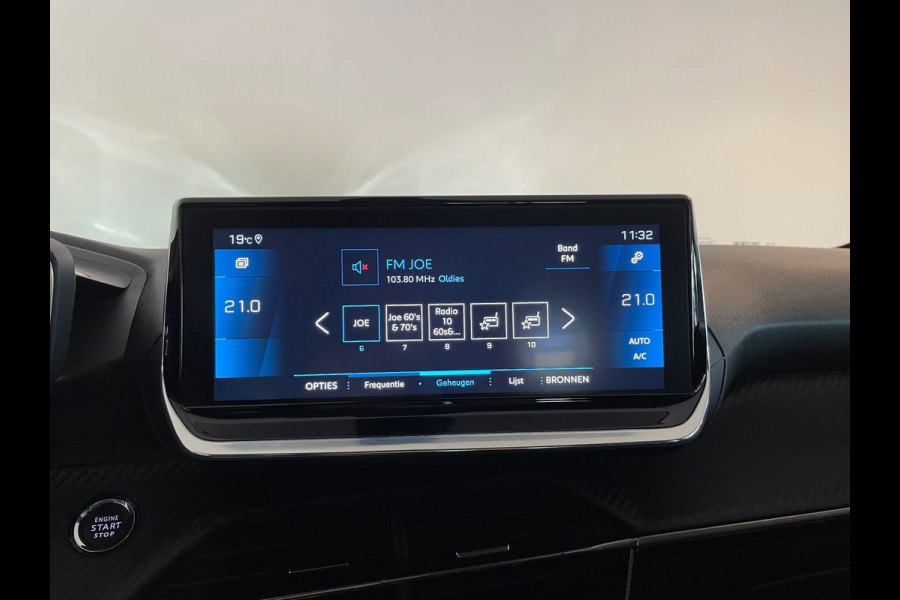 Peugeot 208 1.2 PureTech Allure 100PK AIRCO NAVI CRUISE APPLE CARPLAY VELGEN CAMERA PRIVACY GLAS NIEUWSTAAT