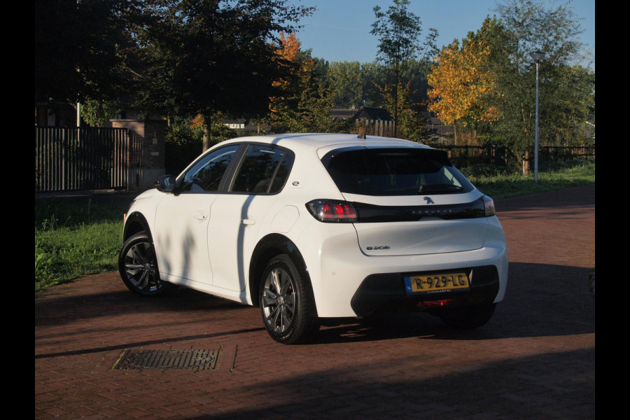 Peugeot e-208 EV Pack 50 kWh | Apple Carplay | Parkeersensoren | Navi | Cruise Control | NL-Auto |