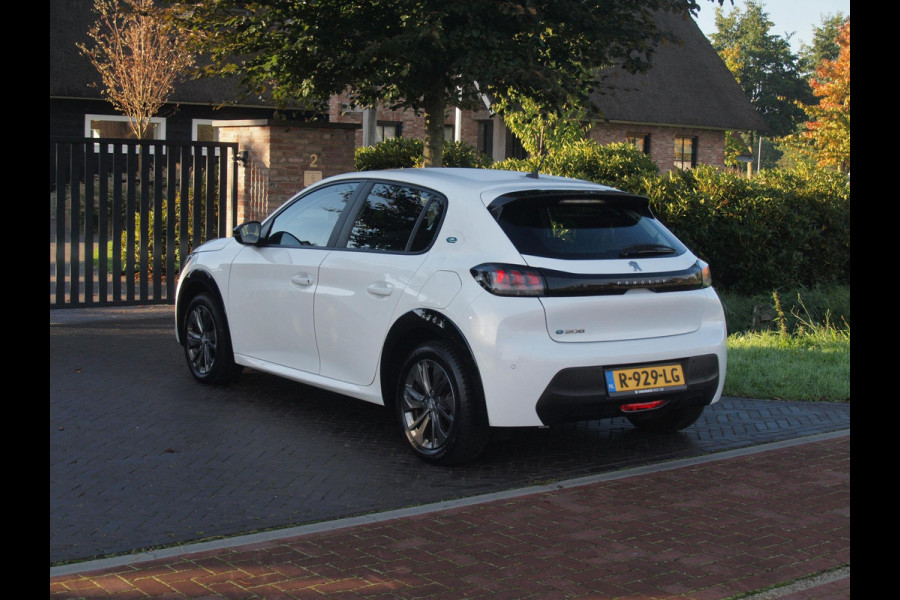 Peugeot e-208 EV Pack 50 kWh | Apple Carplay | Parkeersensoren | Navi | Cruise Control | NL-Auto |