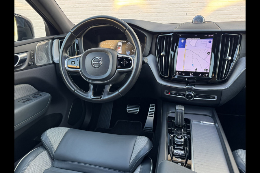 Volvo XC60 2.0 B4 Business R -Line Pro Panodak Volleder Adaptive Cruise Carplay Trekhaak Camera All-Seasonbanden Memory Stoelen