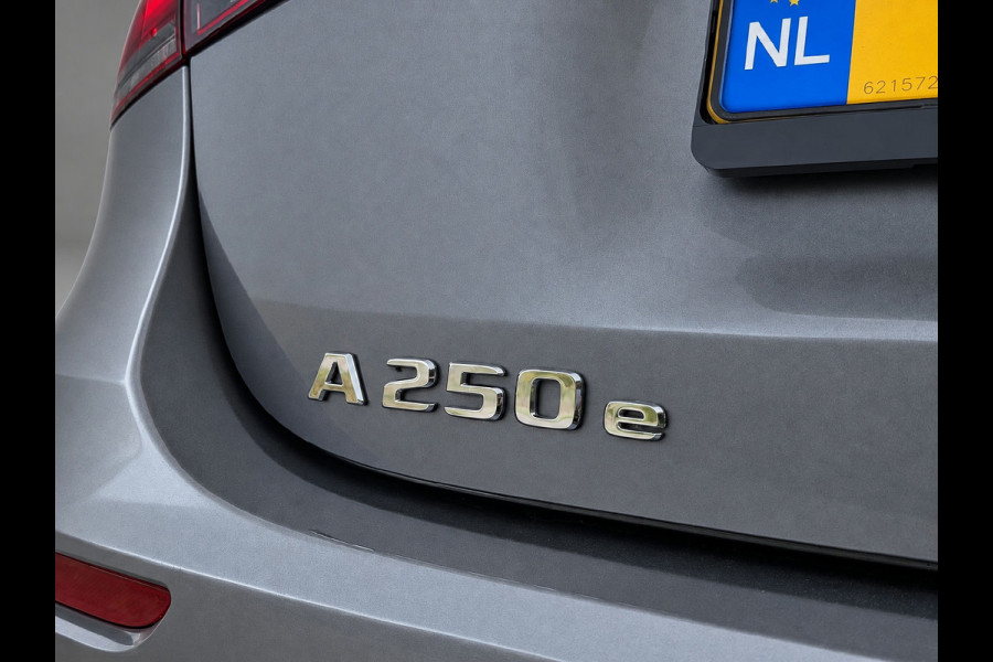 Mercedes-Benz A-Klasse 250 e Business Solution Luxury Limited, lederen sportint. Sfeerverlichting, camera, 1 e eigenaar, NL auto