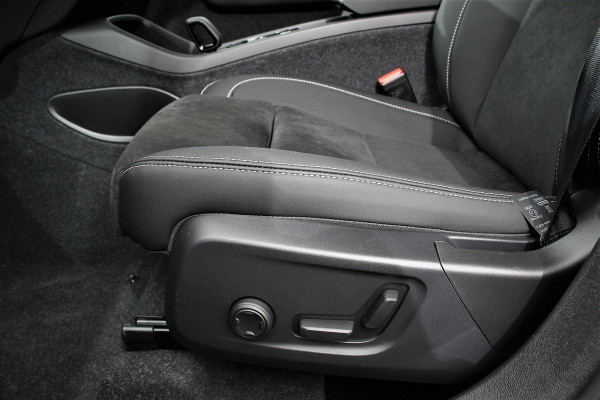 Volvo XC40 1.5 T5 Plug-in hybrid Ultimate Dark Electrische Glazen Panorama dak Navigatie Dab Led Adaptieve Cruise Control Camera Parkeer sensoren Lichtmetalen velgen
