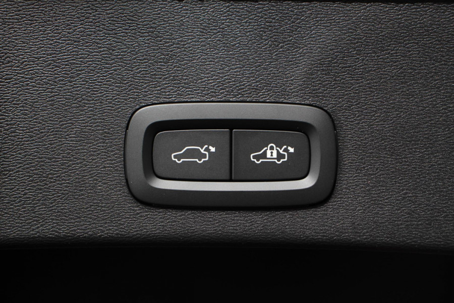 Volvo XC40 1.5 T5 Plug-in hybrid Ultimate Dark Electrische Glazen Panorama dak Navigatie Dab Led Adaptieve Cruise Control Camera Parkeer sensoren Lichtmetalen velgen
