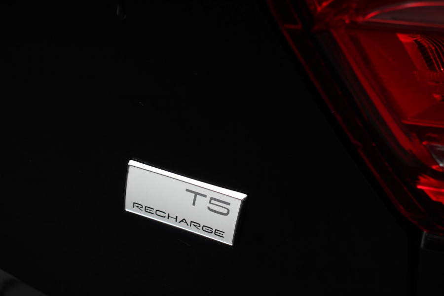 Volvo XC40 1.5 T5 Plug-in hybrid Ultimate Dark Electrische Glazen Panorama dak Navigatie Dab Led Adaptieve Cruise Control Camera Parkeer sensoren Lichtmetalen velgen