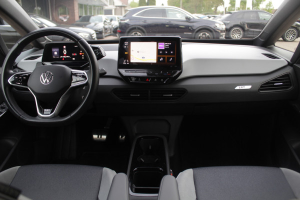 Volkswagen ID.3 First Plus 58 kWh / Trekhaak / Camera / Keyless / Matrix LED / Interieurvoorverwarming / 19'' / DAB / Navigatie / Stoel+Stuurverwarming / ACC