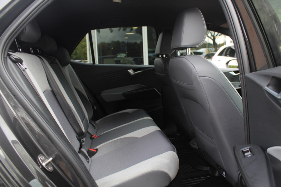 Volkswagen ID.3 First Plus 58 kWh / Trekhaak / Camera / Keyless / Matrix LED / Interieurvoorverwarming / 19'' / DAB / Navigatie / Stoel+Stuurverwarming / ACC