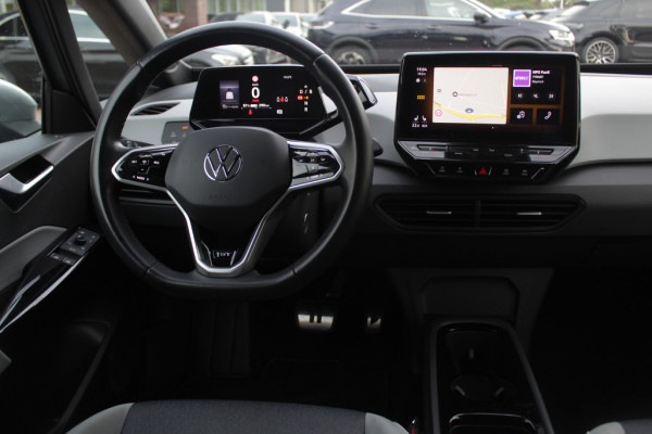 Volkswagen ID.3 First Plus 58 kWh / Trekhaak / Camera / Keyless / Matrix LED / Interieurvoorverwarming / 19'' / DAB / Navigatie / Stoel+Stuurverwarming / ACC