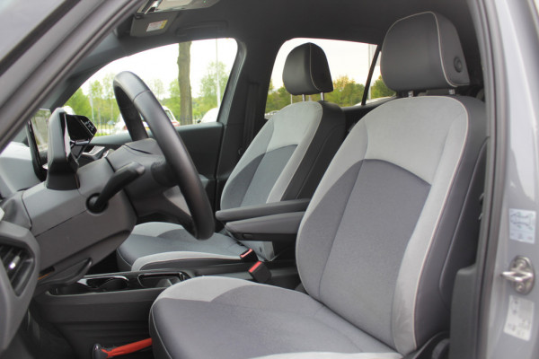 Volkswagen ID.3 First Plus 58 kWh / Trekhaak / Camera / Keyless / Matrix LED / Interieurvoorverwarming / 19'' / DAB / Navigatie / Stoel+Stuurverwarming / ACC