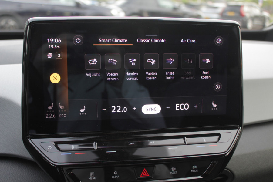 Volkswagen ID.3 First Plus 58 kWh / Trekhaak / Camera / Keyless / Matrix LED / Interieurvoorverwarming / 19'' / DAB / Navigatie / Stoel+Stuurverwarming / ACC