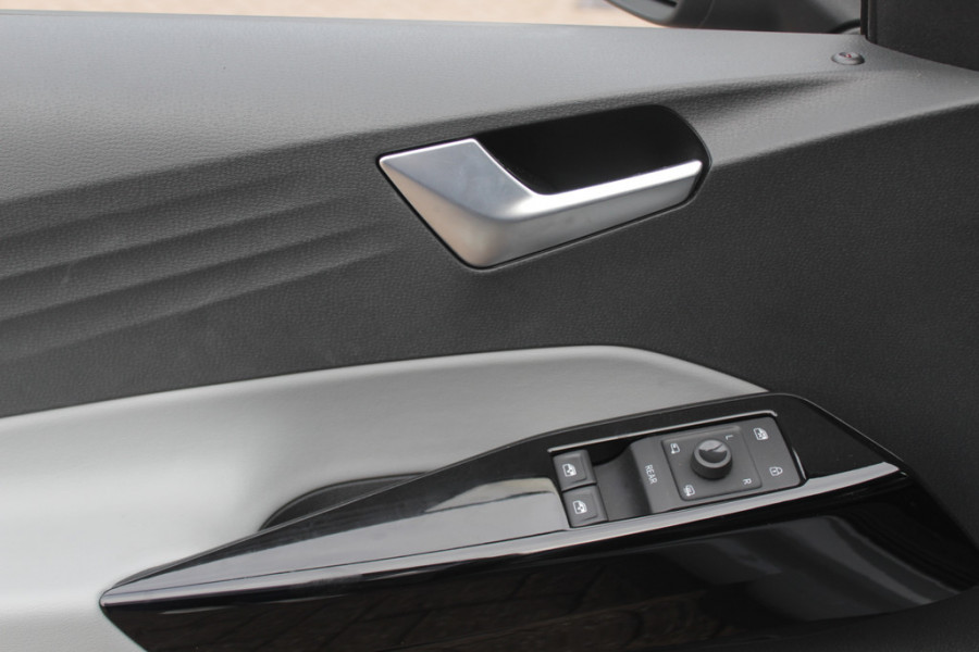 Volkswagen ID.3 First Plus 58 kWh / Trekhaak / Camera / Keyless / Matrix LED / Interieurvoorverwarming / 19'' / DAB / Navigatie / Stoel+Stuurverwarming / ACC