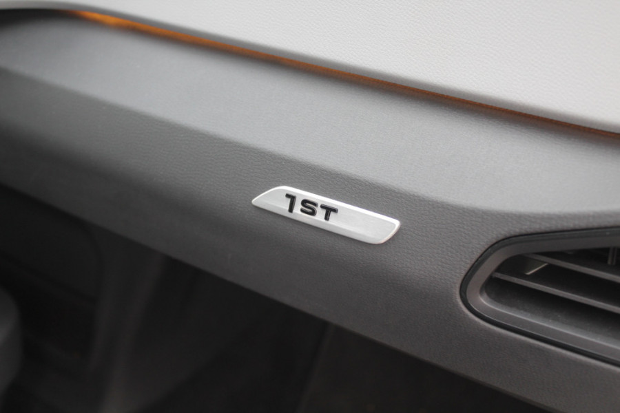 Volkswagen ID.3 First Plus 58 kWh / Trekhaak / Camera / Keyless / Matrix LED / Interieurvoorverwarming / 19'' / DAB / Navigatie / Stoel+Stuurverwarming / ACC