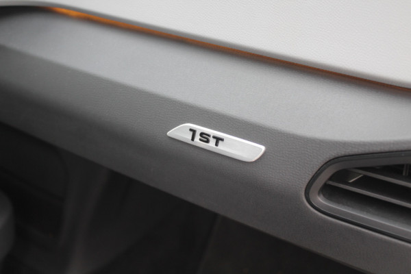 Volkswagen ID.3 First Plus 58 kWh / Trekhaak / Camera / Keyless / Matrix LED / Interieurvoorverwarming / 19'' / DAB / Navigatie / Stoel+Stuurverwarming / ACC
