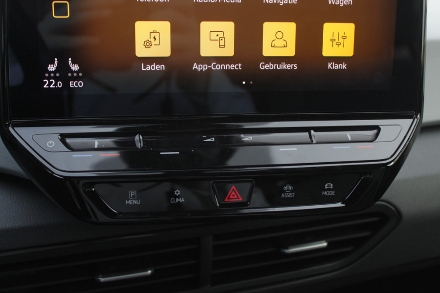 Volkswagen ID.3 First Plus 58 kWh / Trekhaak / Camera / Keyless / Matrix LED / Interieurvoorverwarming / 19'' / DAB / Navigatie / Stoel+Stuurverwarming / ACC