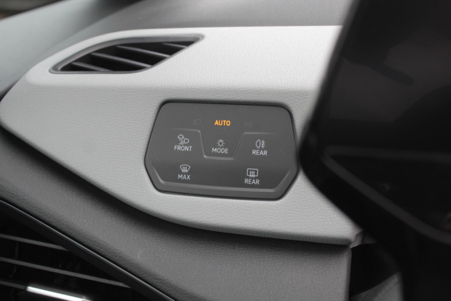 Volkswagen ID.3 First Plus 58 kWh / Trekhaak / Camera / Keyless / Matrix LED / Interieurvoorverwarming / 19'' / DAB / Navigatie / Stoel+Stuurverwarming / ACC
