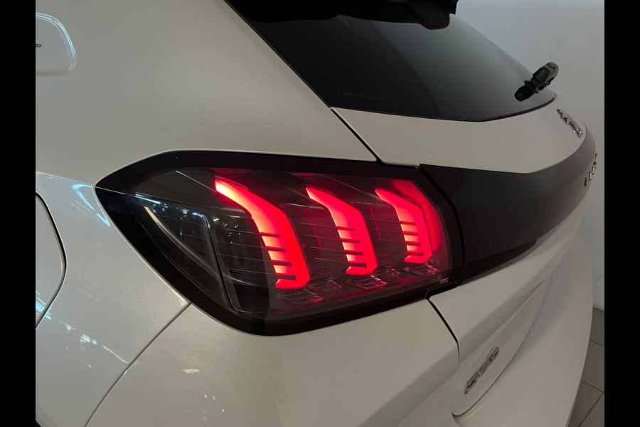 Peugeot 208 1.2 PureTech GT Pack 130PK AUTOMAAT PARELMOER WIT ALCANTARA AIRCO CLIMA NAVI CRUISE STOELVERW APPLE CARPLAY NIEUWSTAAT