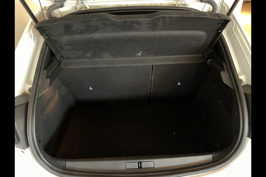 Peugeot 208 1.2 PureTech GT Pack 130PK AUTOMAAT PARELMOER WIT ALCANTARA AIRCO CLIMA NAVI CRUISE STOELVERW APPLE CARPLAY NIEUWSTAAT
