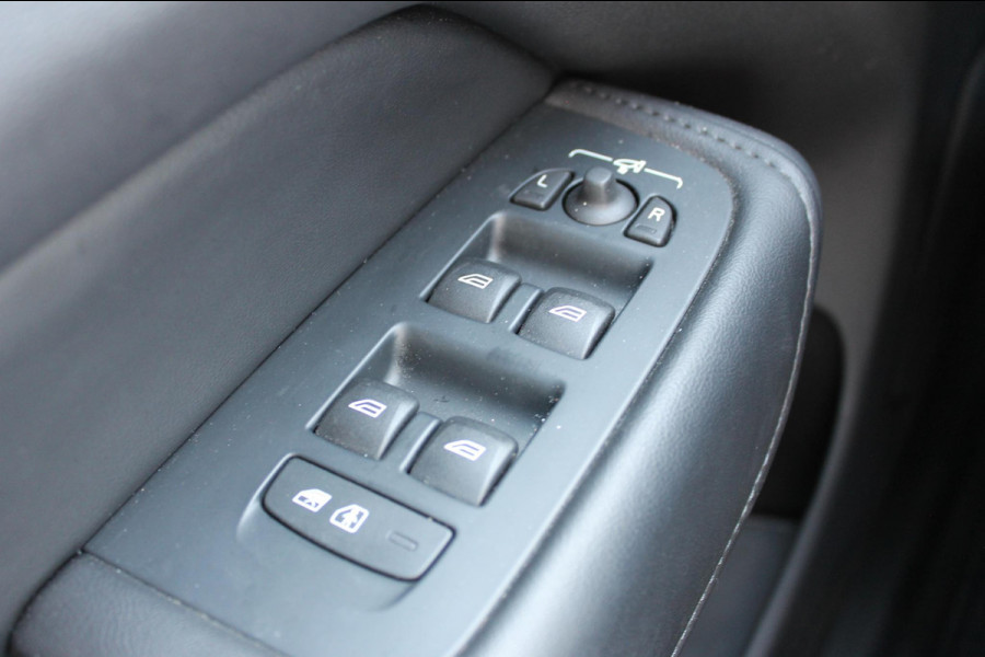 Volvo XC60 T6 Plug-in hybrid AWD Plus Dark Long range / Adaptieve cruise control / Panoramadak / Apple carplay / Parkeersensoren met 360 camera / Elektrische achterklep / Elektrische stoelen met geheugen / Stoel en stuurwielverwarming